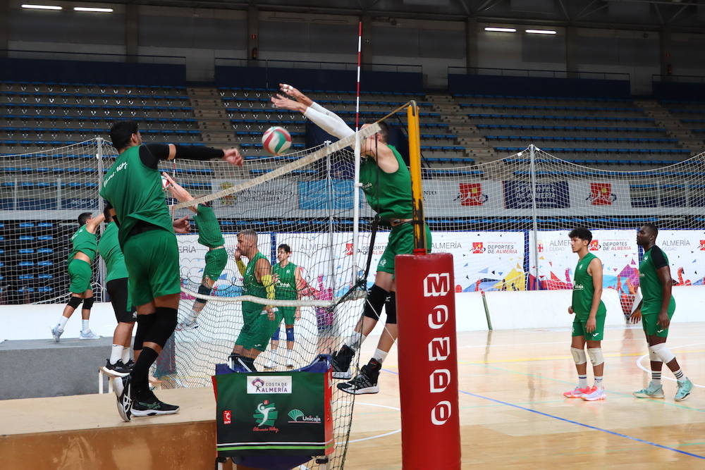 Imagen principal - Momentos de las sesiones de trabajo de Unicaja Costa de Almería, con Charly Carreño al mando.