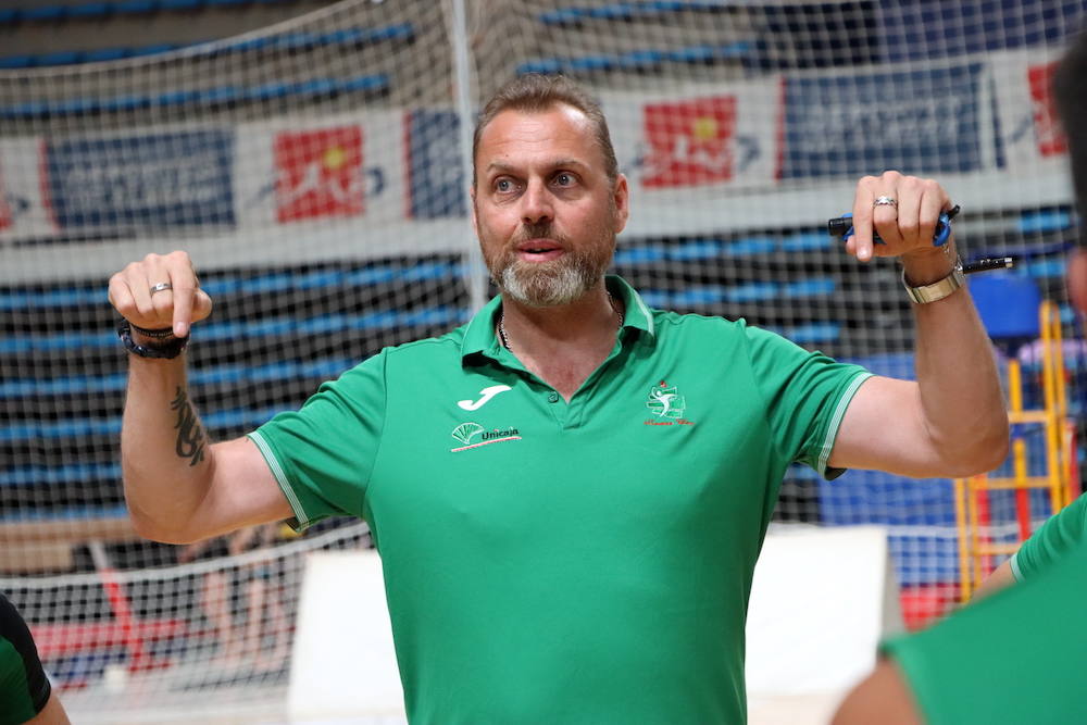 Imagen secundaria 1 - Momentos de las sesiones de trabajo de Unicaja Costa de Almería, con Charly Carreño al mando.