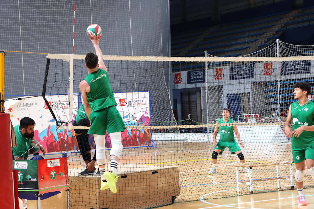 Imagen secundaria 2 - Momentos de las sesiones de trabajo de Unicaja Costa de Almería, con Charly Carreño al mando.