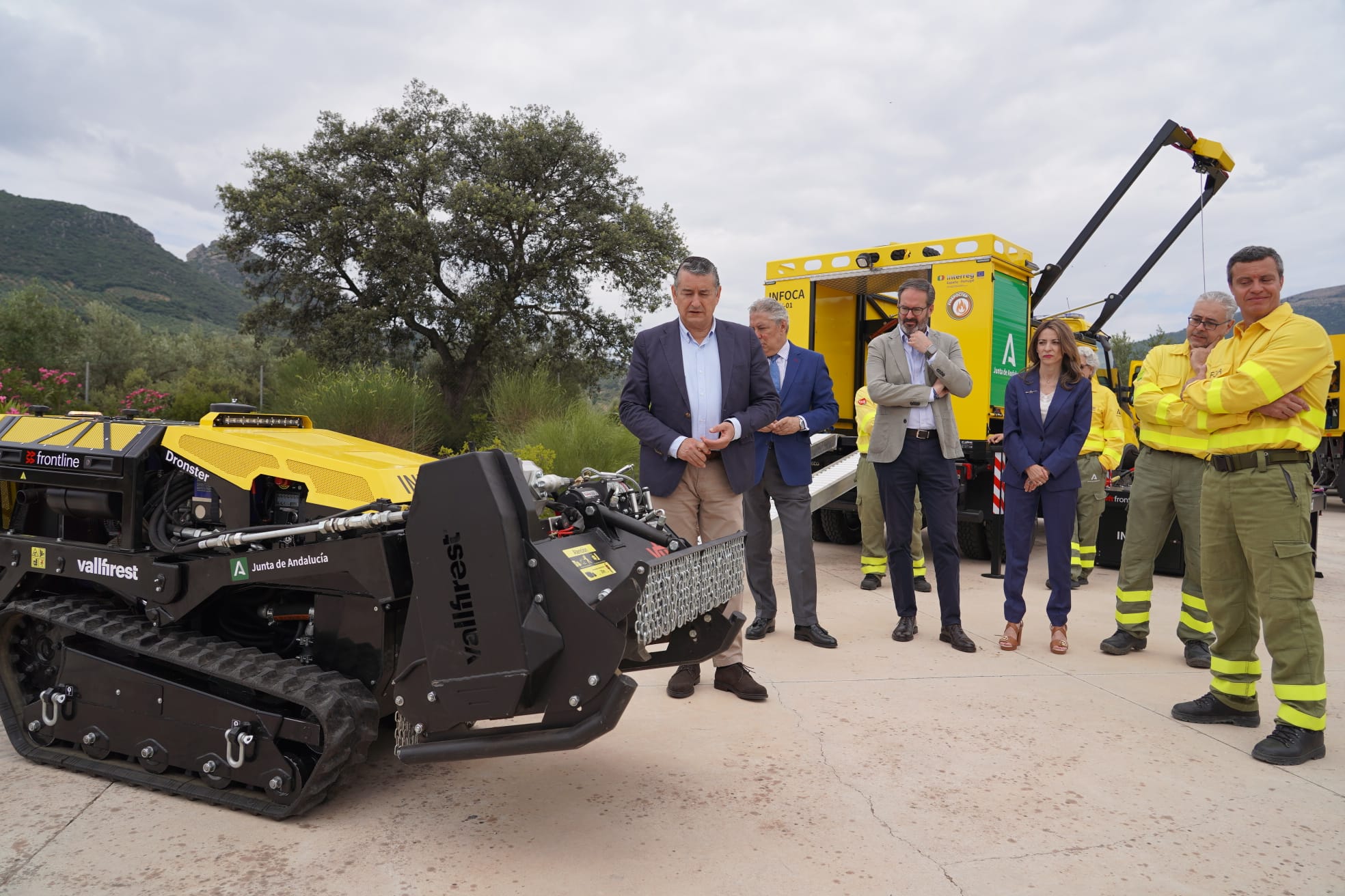 El consejero de la Presidencia, Antonio Sanz, junto al robot que incorpora esta temporada el Plan Infoca y que puede ser manejado a distancia.