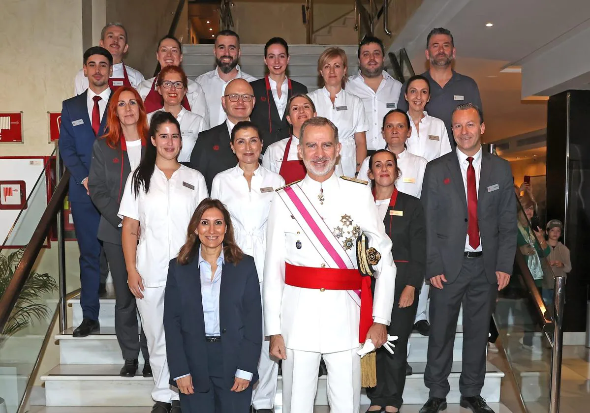 El Rey, junto a Lucía Bermejo, directora del hotel NH Collection Granada Victoria, y el resto del equipo.