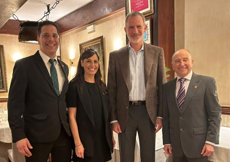 Imagen secundaria 1 - El Rey, con Pepe Álvarez y el equipo de Las Tinajas. En la segunda imagen, con Silvia y José Enrique, los dos hijos de Pepe.