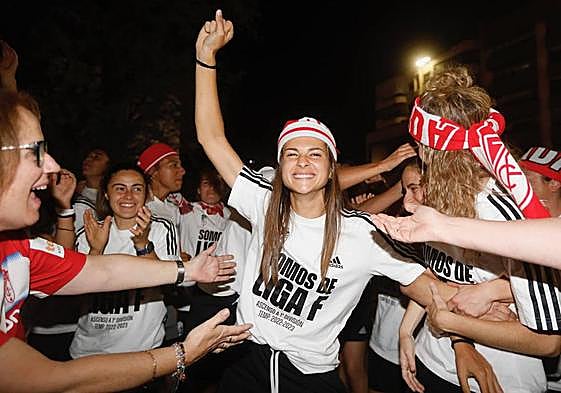 La granadina Laura Pérez, en plena celebración en la Fuente de las Batallas.