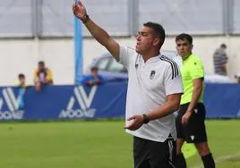 Juan Antonio Milla da indicaciones a sus futbolistas durante el partido.