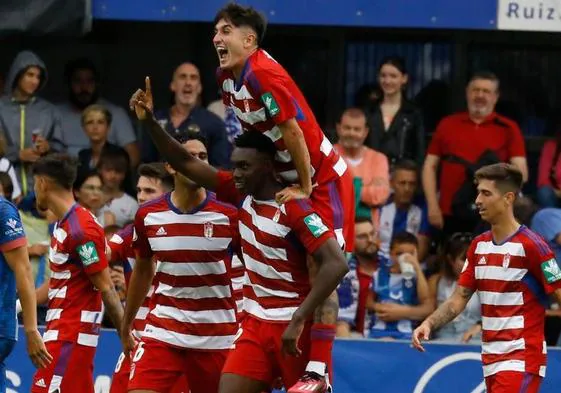 Samu Omorodion celebra con Julito sobre sus hombros su gol en Avilés, el segundo del Recreativo en el partido.