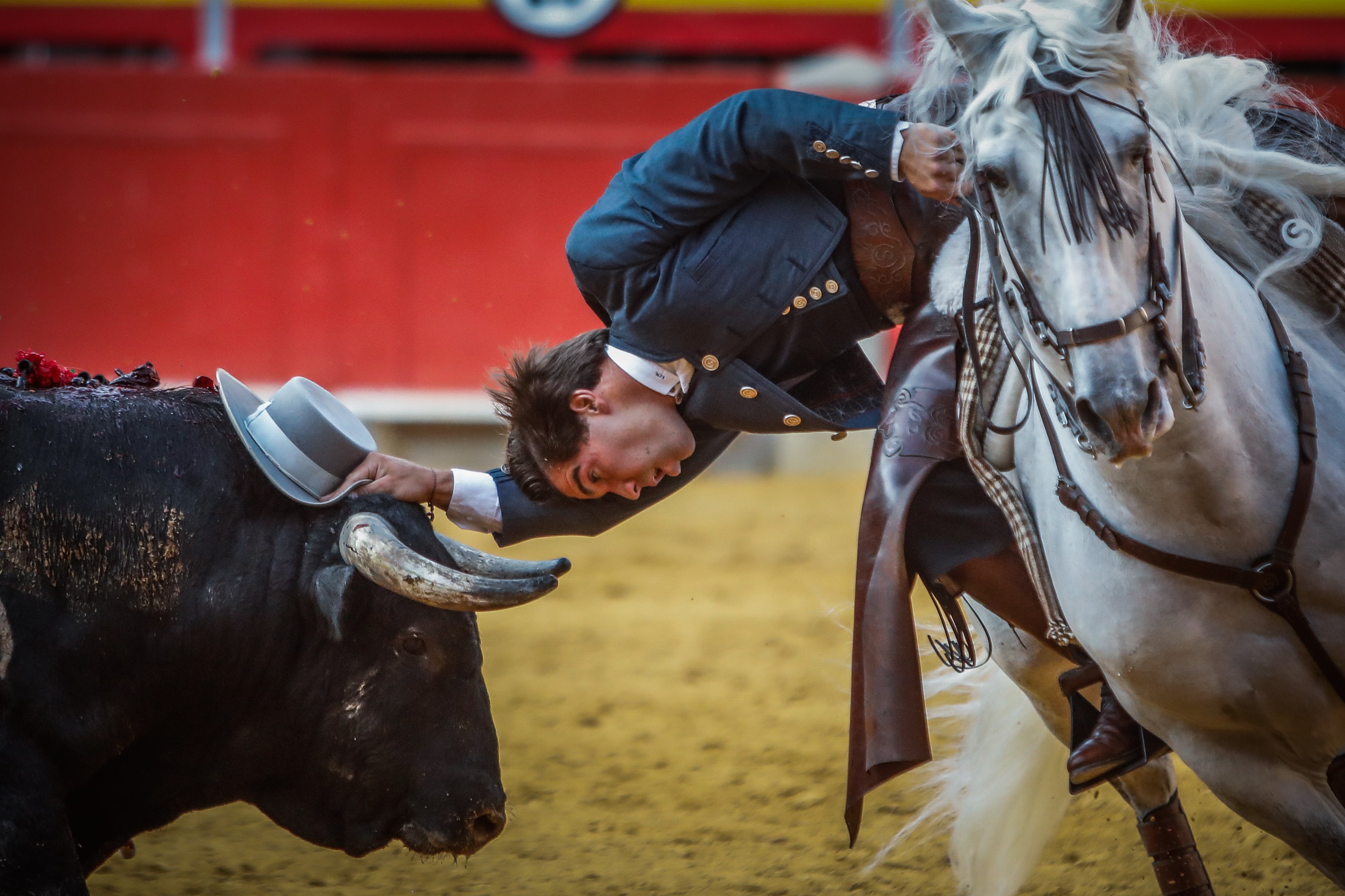 Sebastián Fernández en un arriesgado adorno en su primer toro.