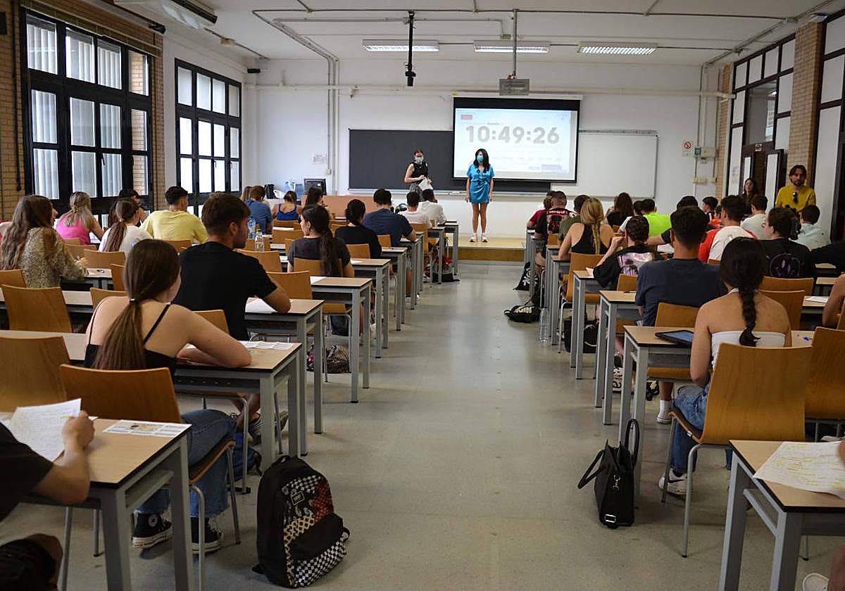 Alumnos dispuestos para afrontar uno de los exámenes de la Selectividad del año pasado.