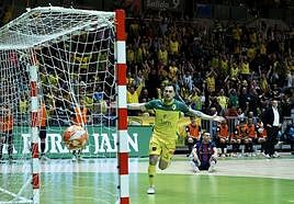 Mati Rosa celebra el tanto que marcó en el empate a dos ante el Barça en el Olivo Arena.