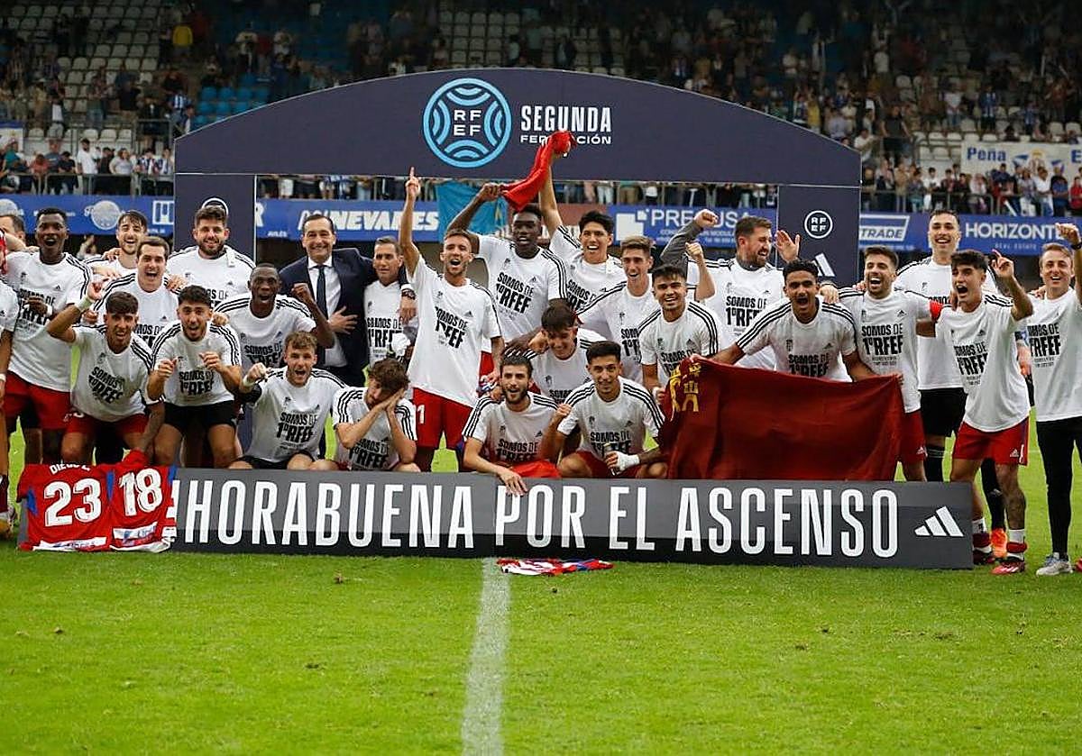 García Amado, junto a otros integrantes del Recreativo Granada.