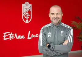 Paco López, entrenador del Granada, posa sonriente para IDEAL.