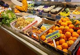 Precios en una frutería de Granada.