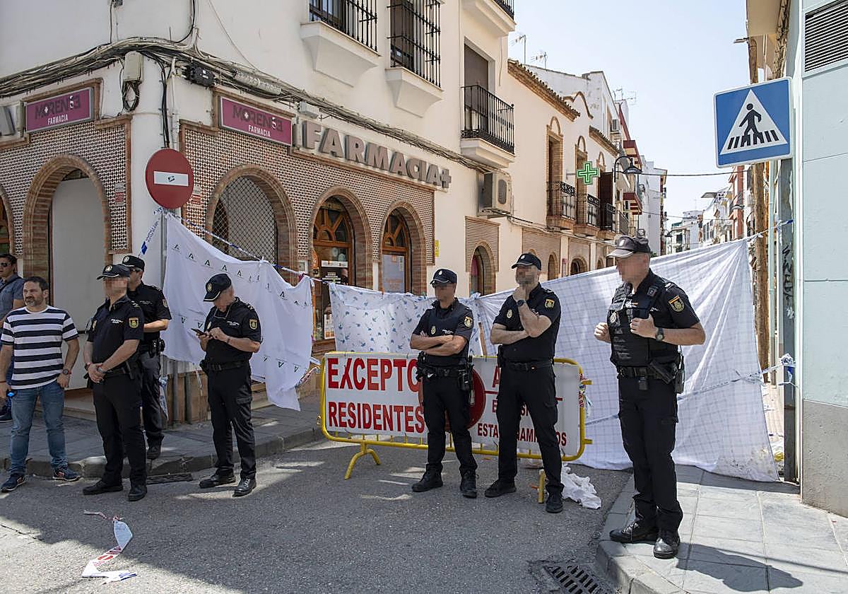 Agentes de policía mantenían este lunes cerrado el lugar en el que murieron el policía y el agresor en Andújar.