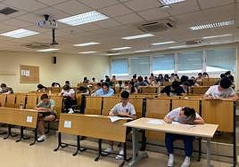 Alumnado durante el primer exámen de la PEvAU.
