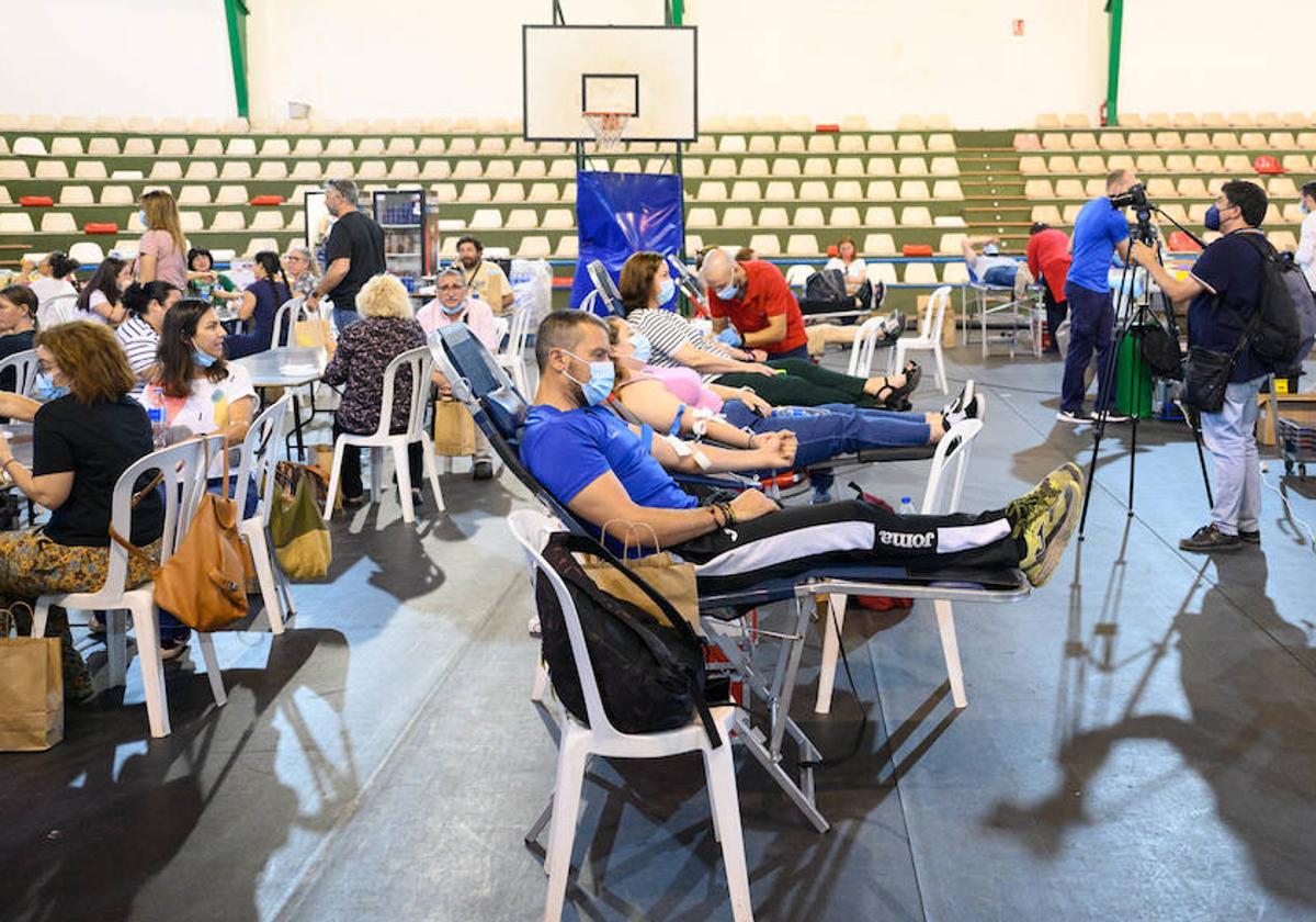 Varios almerienses donando sangre en una de las colectas realizadas recientemente en la capital.