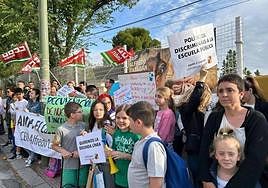 Protesta del ampa y parte del alumnado a las puertas del centro.