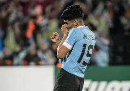 Matías Arezo celebra su primer gol con el combinado nacional absoluto de su país.