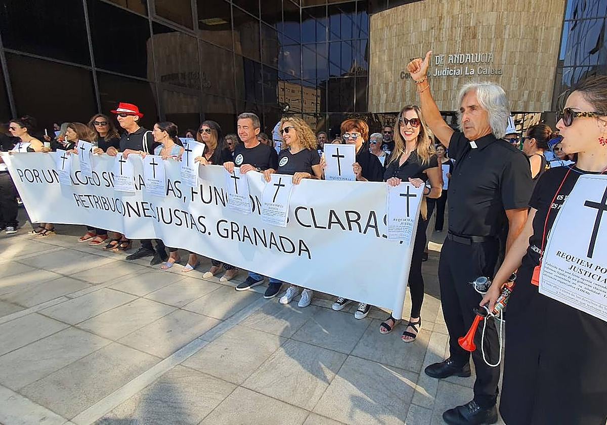 Los huelguistas han portado carteles con cruces negras junto con la pancarta de sus reivindicaciones.