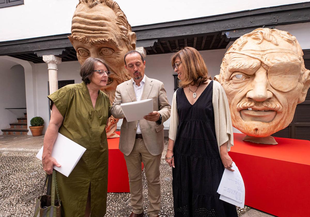 Elena García de Paredes, presidenta de la Fundación Archivo Falla; Fernando Egea, delegado de Cultura de la Junta, y Elena Torres, comisaria.