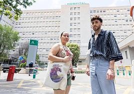 Diana y Arturo posan delante del Hospital Doctor Olóriz, donde próximanente cerrará el Centro de Infecciones de Transmisión Sexual.
