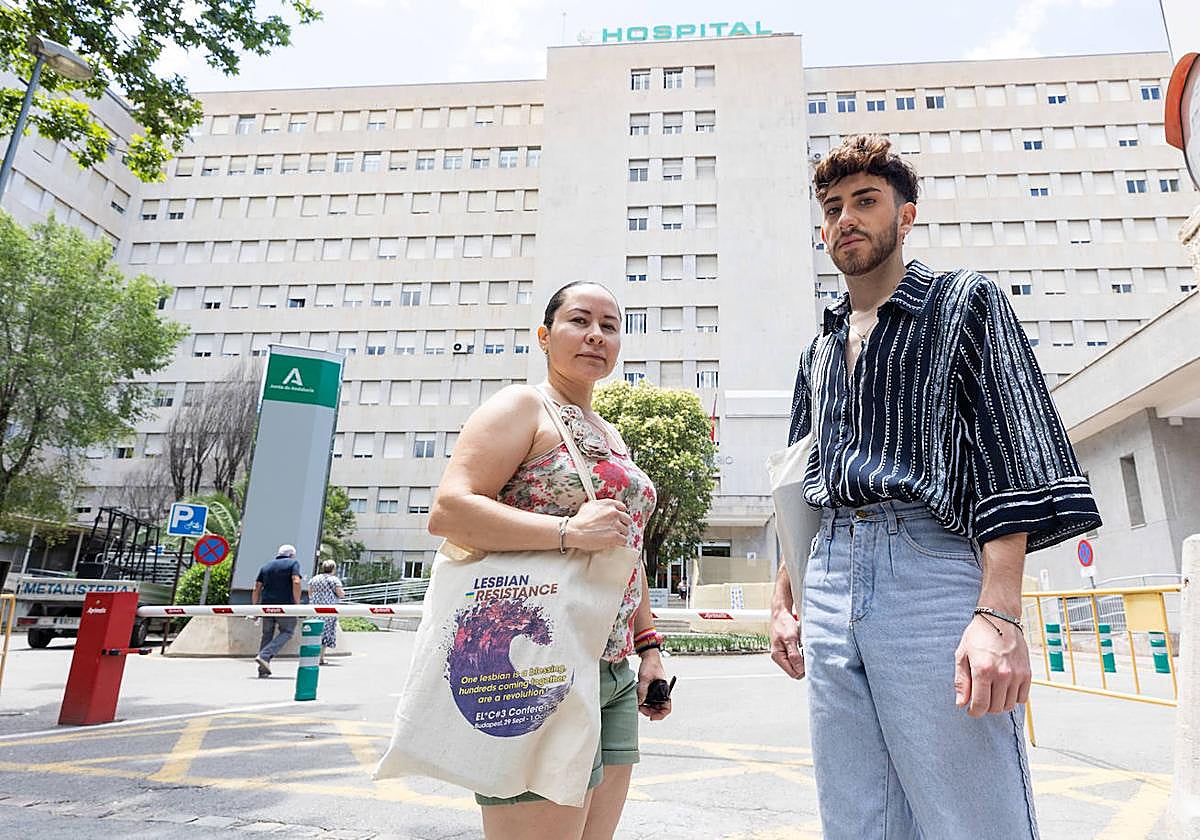 Diana y Arturo posan delante del Hospital Doctor Olóriz, donde próximanente cerrará el Centro de Infecciones de Transmisión Sexual.