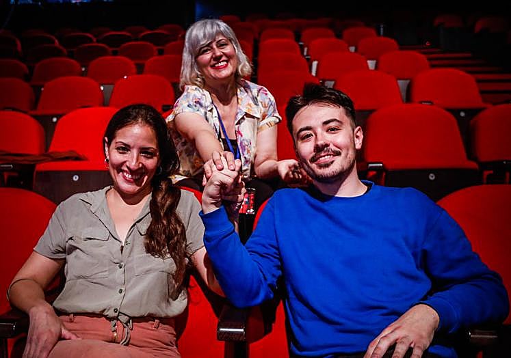 Noelia Rosa (arriba) con los alumnos Amanda Aguilera y Fernando Pérez Sañudo.