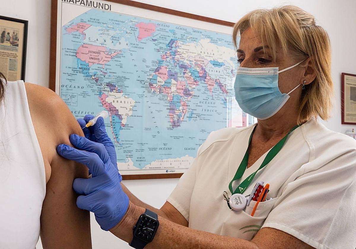 Una paciente recibe una dosis en el Centro de Vacunación Internacional de Granada.