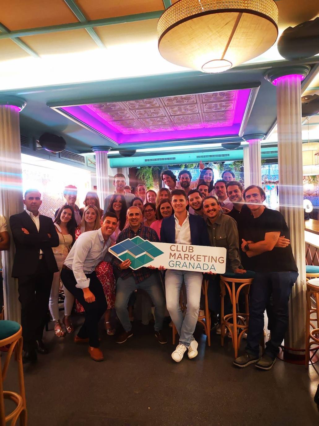 La junta directiva y socios del Club de Marketing Granada.
