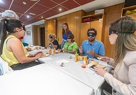 Momento del desayuno a ciegas organizado por la ONCE.