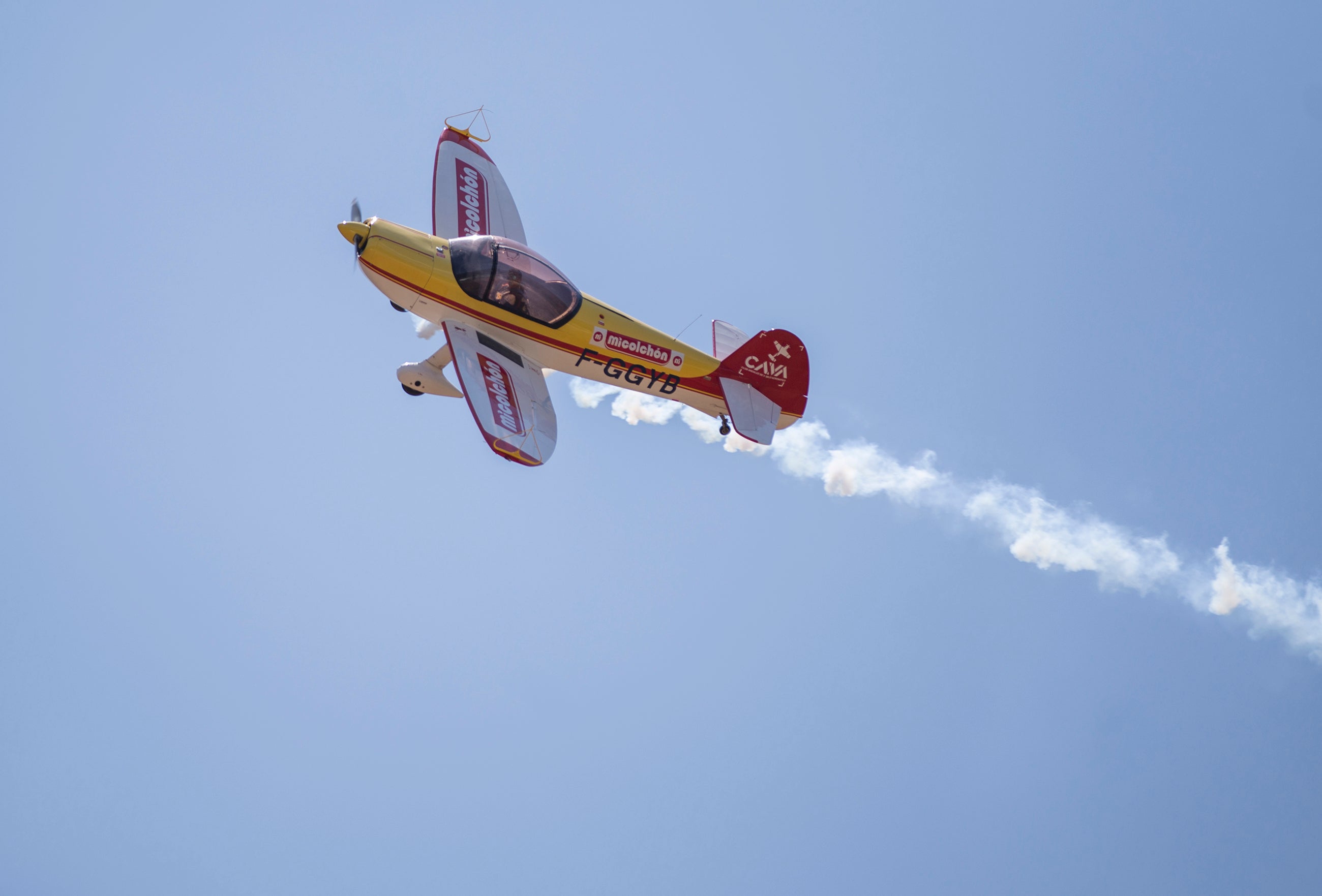 Acrobacias en el aire durante la jornada de este sábado en el FIA.