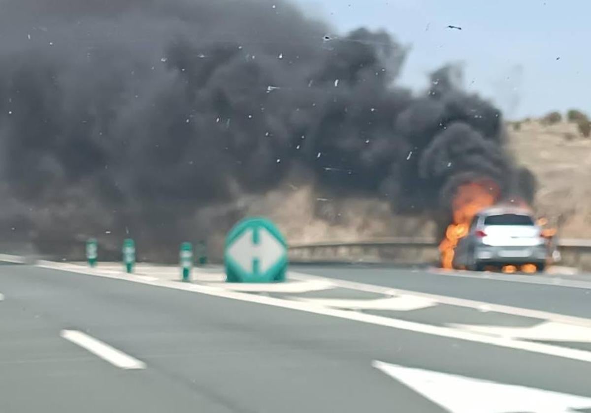 El coche ardía en el arcén de la carretera a la altura de Otura.