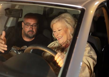 Imagen secundaria 1 - María Garralón y Juan Meseguer, protagonistas de 'Teníamos un plan'. Jorge Pastor y Garralón, durante una escena; y Rafa, gaffer, junto a los eléctricos Paul y Antonio. 