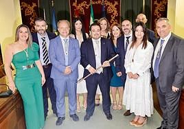 El alcalde investido, Julio Pérez, rodeado de la nueva corporración en Maracena