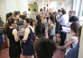 Opositores se preparan para hacer su examen en Granada para lograr una plaza de docente de Secundaria.