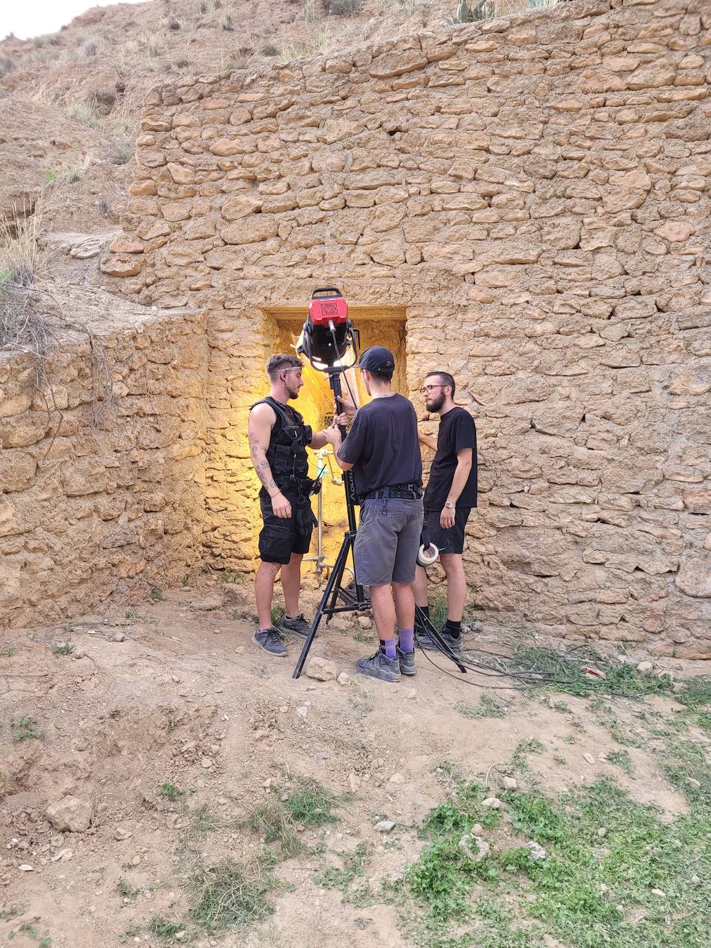 Imagen secundaria 2 - María Garralón y Juan Meseguer, protagonistas de 'Teníamos un plan'. Jorge Pastor y Garralón, durante una escena; y Rafa, gaffer, junto a los eléctricos Paul y Antonio. 