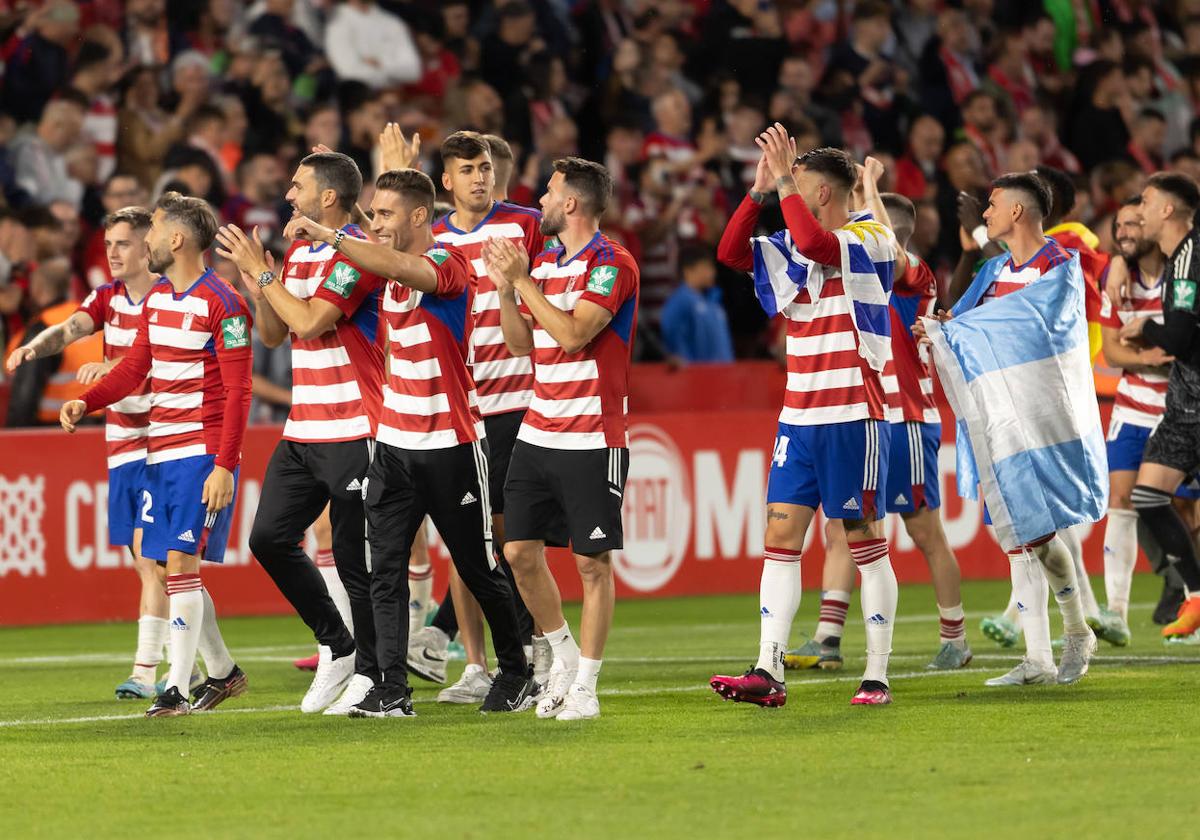 El primer equipo masculino del Granada celebra el ascenso a Primera división.