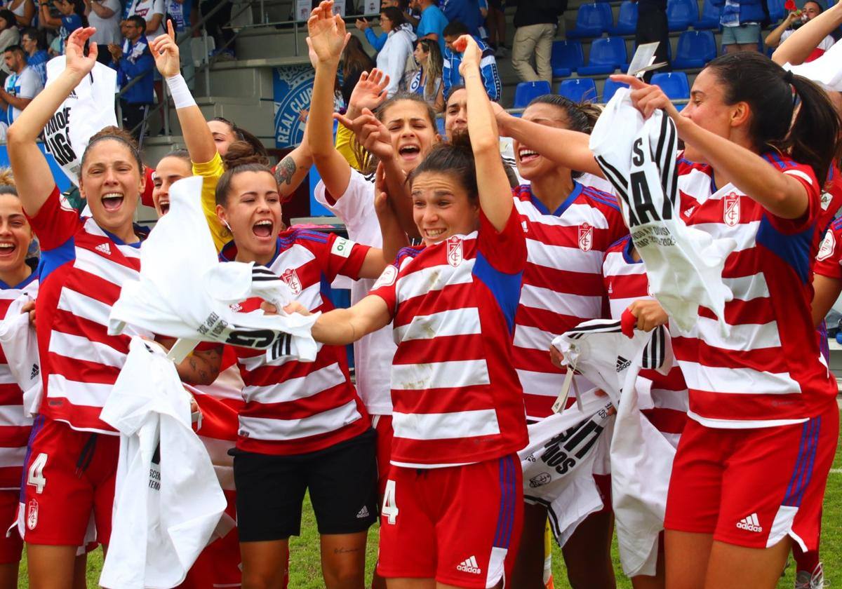 Celebración del ascenso del primer equipo femenino del Granada a Primera.