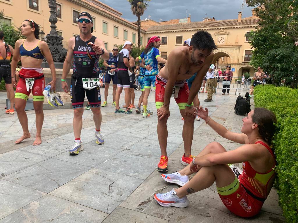 Los atletas, exhaustos, en la Plaza de la Constitución.