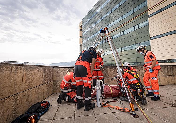 Imagen principal - Un rescate en altura en el PTS de Granada