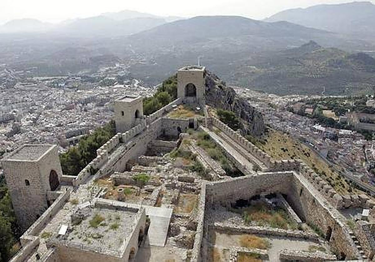 Panorámica del castillo de Jaén, con la capital del Santo Reino a sus pies.