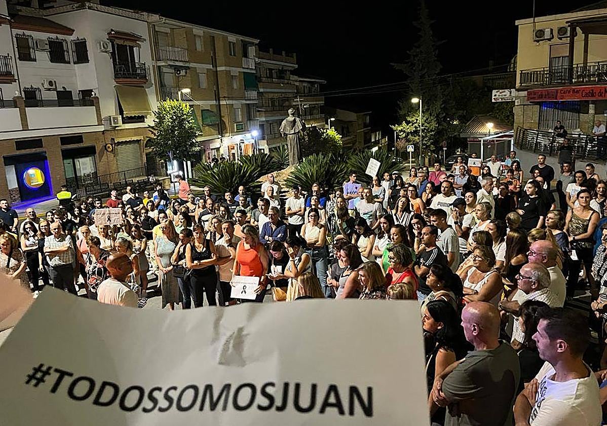 Una de las numerosas concentraciones que el pueblo de Íllora ha realizado en memoria del joven y para clamar justicia.