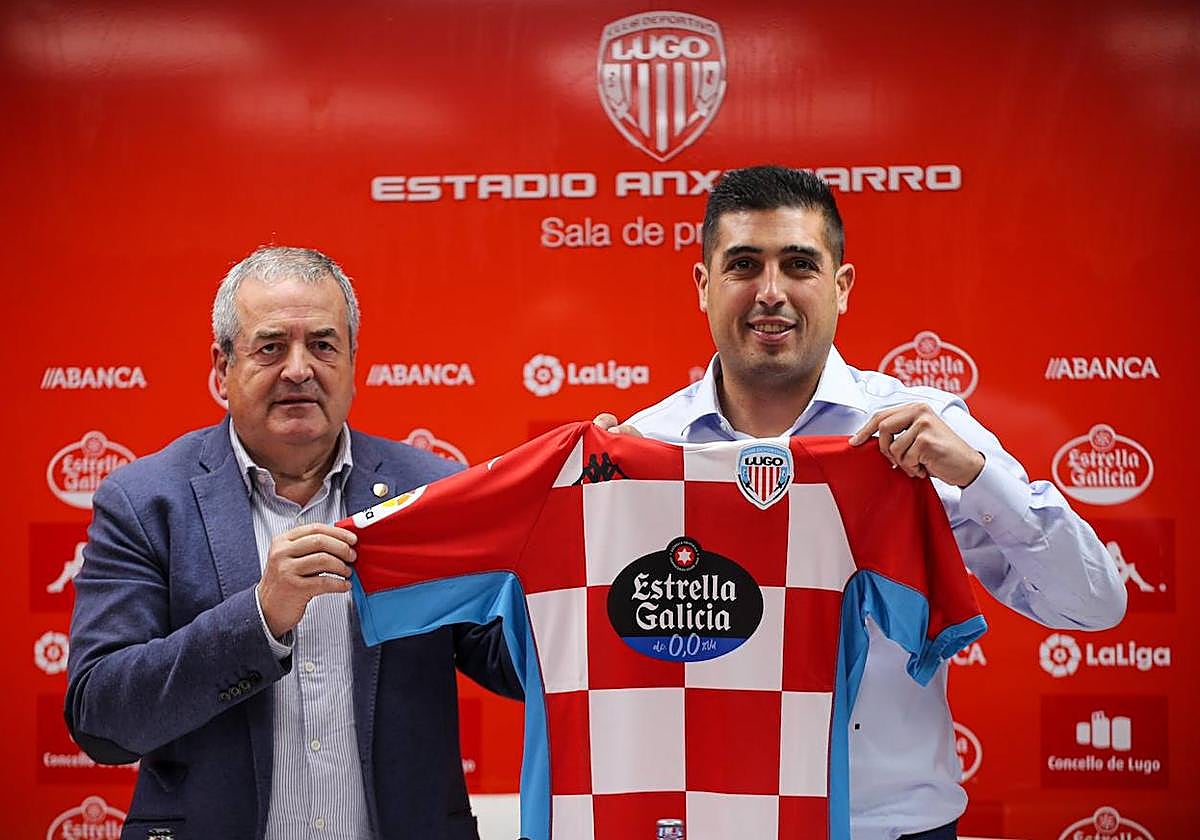 David Peláez, junto al presidente Tino Saqués durante su presentación.