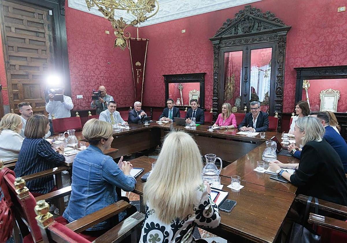 Carazo se reúne con su equipo.