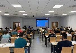 Opositores aguardan el inicio de la prueba escrita en el Aula 1 de la Facultad de Ciencias de la Salud.