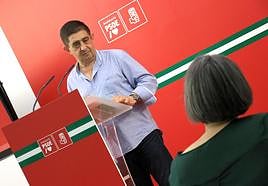 Frencisco Reyes durante la rueda de prensa en la sede del PSOE.