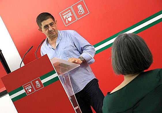 Frencisco Reyes durante la rueda de prensa en la sede del PSOE.