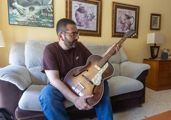 Miguel, con su guitarra.