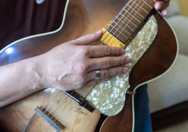 Detalle de la mano de Mississippi, con su guitarra.