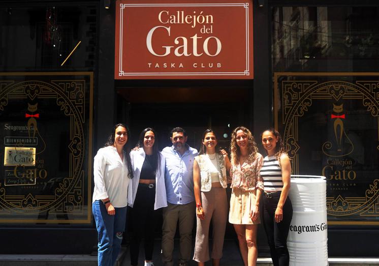 Sandra, Alba Pérez, Laura Pérez, Lauri y Cristina Moreno posan en el restaurante 'Callejón del Gato'.