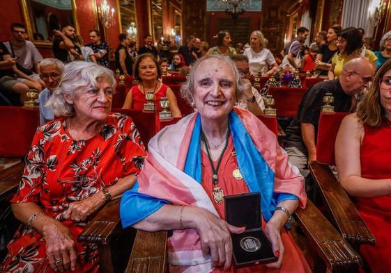 Kim Pérez posa con su medalla en el Ayuntamiento de Granada