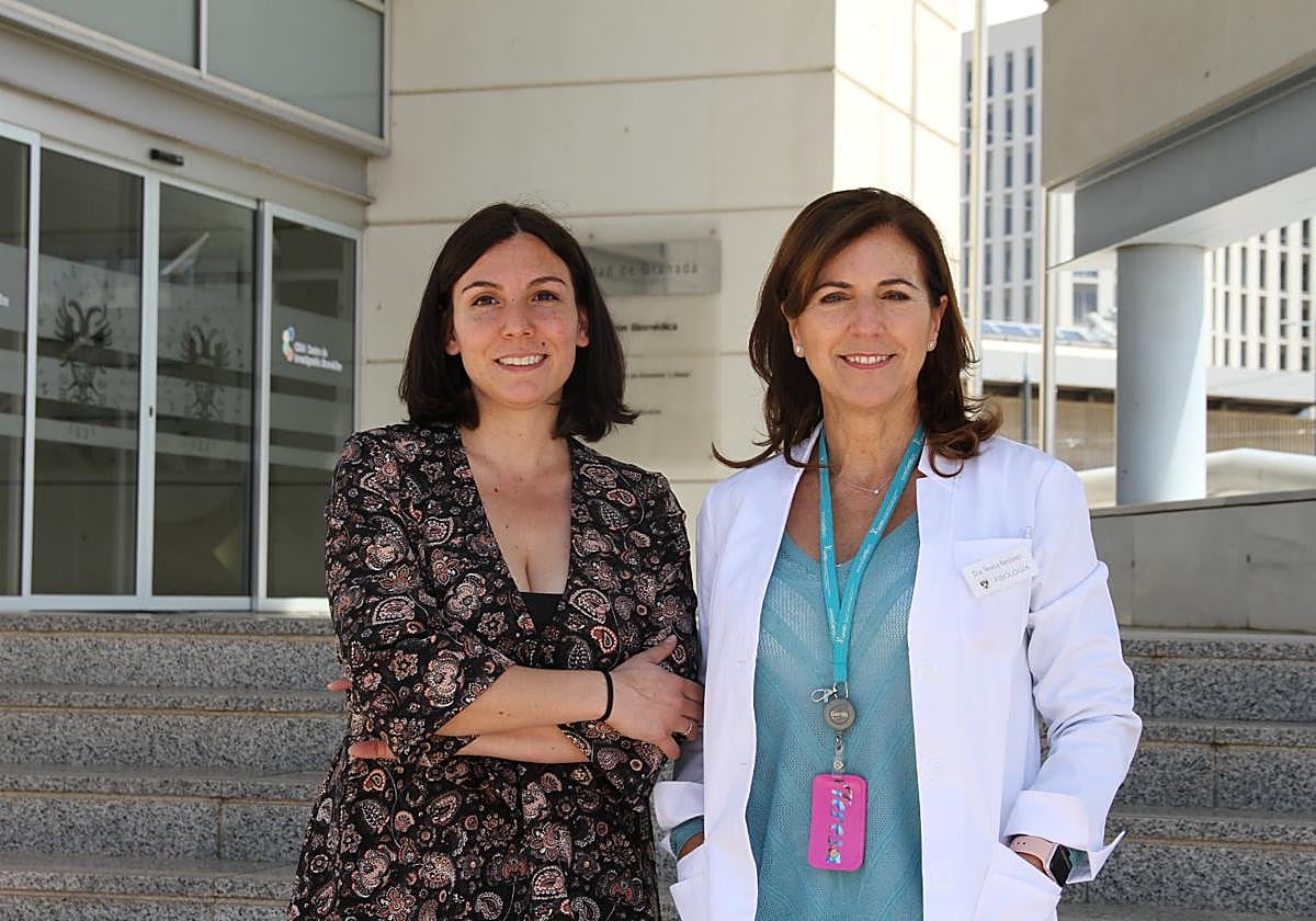 las profesoras Teresa Nestares y Lara Bossini en el Centro de Investigación Biomédica (CIBM) de la UGR.
